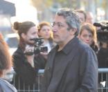 Alain Chabat arrive aux obséques de Jocelyn Quivrin