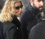 Jean Dujadin et Alexandra Lamy arrivent aux obséques de leur ami Jocelyn Quivrin