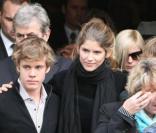 Alice Taglioni pose en famille à la sortie des obséques de Jocelyn Quivrin