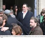 Jean Reno et son épouse Zofia à la sortie des obséques de Jocelyn Quivrin