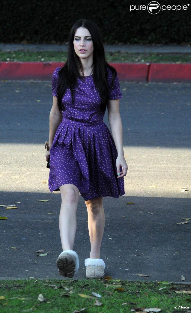 Jessica Lowndes sur le tournage de 90210 le 20 novembre 2009 à Los Angeles