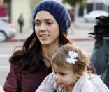 Jessica Alba et Honor en opération séduction chez le marchand de journaux à Los Angeles le 21/11/09