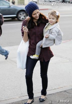 Jessica Alba et Honor en opération séduction chez le marchand de journaux à Los Angeles le 21/11/09