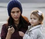 Jessica Alba et Honor en opération séduction chez le marchand de journaux à Los Angeles le 21/11/09