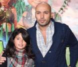 Eric Judor et sa fille aînée lors de l'avant-première d'Arthur et la vengeance de Maltazard, le 22 novembre 2009, au Gaumont Ambassade.