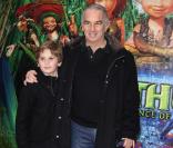 Alain Terzian et son fils Alexandre lors de l'avant-première d'Arthur et la vengeance de Maltazard, le 22 novembre 2009, au Gaumont Ambassade.