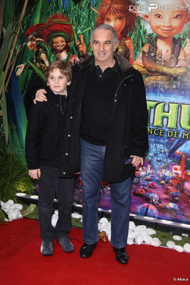 Alain Terzian et son fils Alexandre lors de l'avant-première d'Arthur et la vengeance de Maltazard, le 22 novembre 2009, au Gaumont Ambassade.