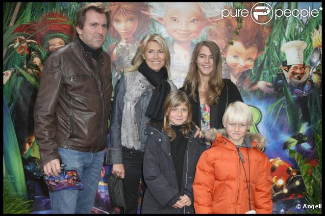 Marie Sara et son mari Christophe Lambert avec Sara Luna, Lalo et Rebecca lors de l'avant-première d'Arthur et la vengeance de Maltazard, le 22 novembre 2009, au Gaumont Ambassade.