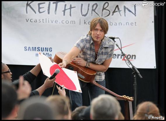 Keith Urban donne un concert acoustique à Passadena, Los Angeles le 21 novembre 2009