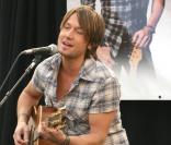 Keith Urban Keith Urban donne un concert accoustique dans le magasin Verizon Wireless, organisé par Samsung Mobile à Passadena, Los Angeles le 21 novembre 2009i