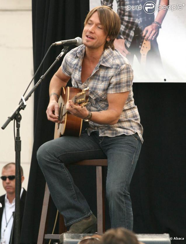 Keith Urban Keith Urban donne un concert accoustique dans le magasin Verizon Wireless, organisé par Samsung Mobile à Passadena, Los Angeles le 21 novembre 2009i