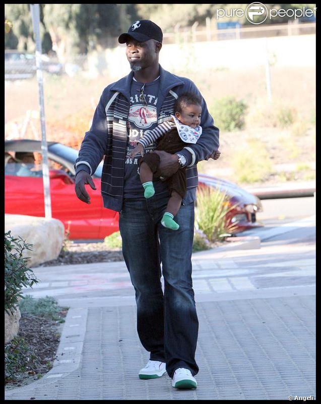 Djimon Hounsou et son fils Kenzo dans un parc de Malibu, le 22 novembre 2009
