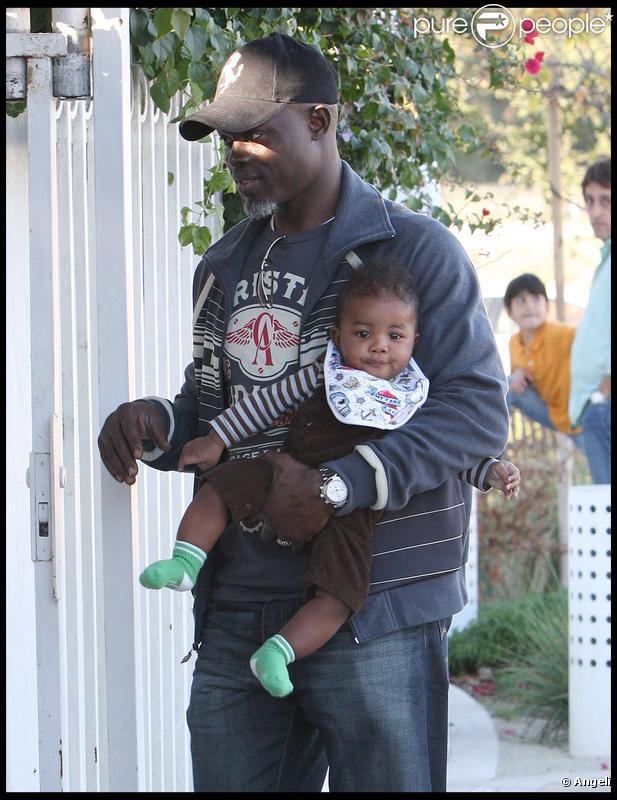 Djimon Hounsou et son fils Kenzo dans un parc de Malibu, le 22 novembre 2009