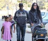 Djimon Hounsou en famille dans un parc de Malibu, le 22 novembre 2009