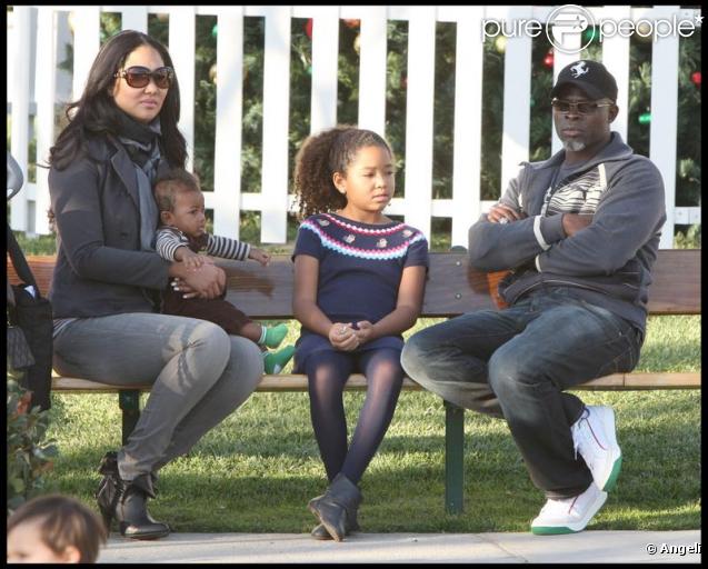 Djimon Hounsou et Kimora Lee en famille dans un parc de Malibu, le 22 novembre 2009