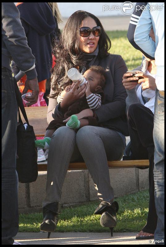Kimora Lee et son fils Kenzo dans un parc de Malibu, le 22 novembre 2009