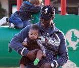 Djimon Hounsou et Kimora Lee en famille dans un parc de Malibu, le 22 novembre 2009