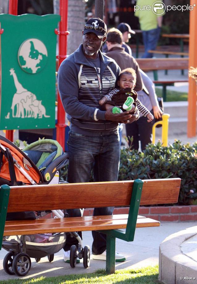Djimon Hounsou et Kimora Lee en famille dans un parc de Malibu, le 22 novembre 2009