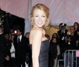 Superbe dans son fourreau noir joliment plumé, signé Ralph Lauren, lors du gala Costume Institute 2008 