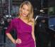 Sexy dans sa robe asymétrique, courte et fuchsia, elle sait comment attirer tous les regards ! 