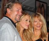 Blake entourée de son père Ernie et de sa mère Elaine, lors de la première du film  Quatre filles et un jean 2 .
