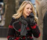 Superbe comme toujours, Blake qui commère au téléphone, arbore un magnifique manteau tartan, avec une paire de bottes, et surtout le fameux cabas Marcello de Cartier, qu'on adore ! 