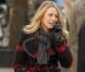 Superbe comme toujours, Blake qui commère au téléphone, arbore un magnifique manteau tartan, avec une paire de bottes, et surtout le fameux cabas Marcello de Cartier, qu'on adore ! 
