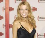Blake pose joliment sur un tapis vert (pour une fois) dans une combi-short noire des plus tendances ! 