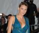 Divinement féérique dans sa somptueuse robe turquoise très aérienne de chez Versace, le 4 mai 2009 lors du  Costume Institute Gala . 