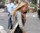 Casual chic avec son jean slim, ses escarpins en daim rouge et son superbe sac en cuir Chanel, Blake est au top ! 