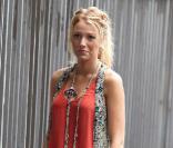 Blake nous offre un look à la perfection, avec ses sandales ajourées, sa jolie mini-jupe marine, et son top orange rehaussé d\'un ravissant boléro et d\'un magnifique sautoir Chanel.<br />