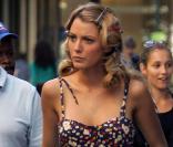 Pas encore coiffée mais déjà à croquer dans sa combi-short en liberty, sur le set de <i>Gossip Girl</i>, le 4 septembre 2009.<br />