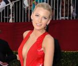 Totalement bluffante dans sa sublime robe rouge des plus sexy avec ses échancrures de toutes parts, créée par Versace, et portée avec des escarpins Louboutin à tomber. Lors de la 61e cérémonie des Emmy Awards, le 20 septembre 2009.<br />