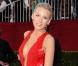 Totalement bluffante dans sa sublime robe rouge des plus sexy avec ses échancrures de toutes parts, créée par Versace, et portée avec des escarpins Louboutin à tomber. Lors de la 61e cérémonie des Emmy Awards, le 20 septembre 2009. 