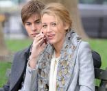 Toujours sur le set de <i>GG</i>, installée près de son comparse  Chace Crawford, Blake nous a dégainé un style city chic à tomber, avec un manteau gris au magnifique col brodé de petites perles dorées... <br />