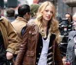 Blake Lively dans un look preppy, qui a quelque peu (il faut bien l'avouer) contribué au succès de la série...
