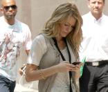 Blake, très sexy en petite écolière avec une jupette tartan, un petit top, et une cravate ! 