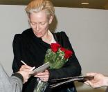 Tilda Swinton à la sortie d\'un restaurant de Beverly Hills avec son chien, novembre 2009.<br />