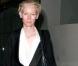 Tilda Swinton à la sortie d'un restaurant de Beverly Hills avec son chien, novembre 2009.