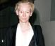 Tilda Swinton à la sortie d'un restaurant de Beverly Hills avec son chien, novembre 2009.