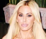 La pulpeuse Shauna Sand va dîner au restaurant Madeo, à Beverly Hills, le 25 novembre 2009.
