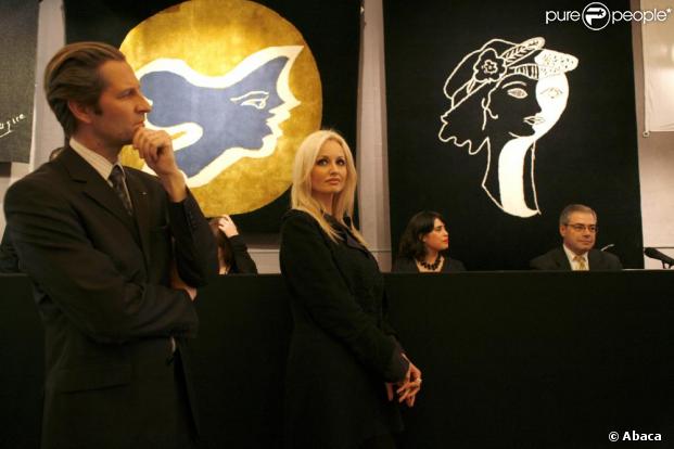 Adriana Karembeu anime une vente aux enchères pour la Croix-Rouge, à Drouot Montaigne, le 25/11/09.
