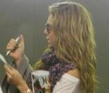 Robbie Williams et sa fiancée Ayda quittent l'Australie où le chanteur a demandé sa belle en mariage à la radio ! Le 27/11/09