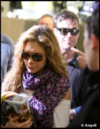 Robbie Williams et sa fiancée Ayda quittent l'Australie où le chanteur a demandé sa belle en mariage à la radio ! Le 27/11/09