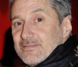 Antoine de Caunes, lors de l'avant-première de La folle histoire d'amour de Simon Eskenazy, qui s'est tenue au Gaumont Capucines, à Paris, le 30 novembre 2009.
