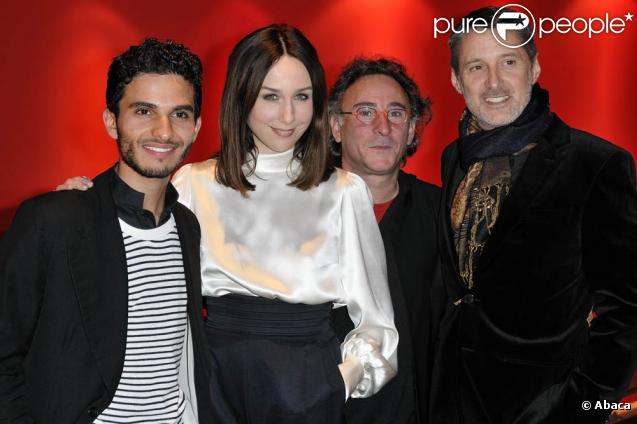 Mehdi Dehbi, Elsa Zylberstein, Jean-Jacques Zilbermann et Antoine de Caunes, lors de l'avant-première de La folle histoire d'amour de Simon Eskenazy, qui s'est tenue au Gaumont Capucines, à Paris, le 30 novembre 2009.
