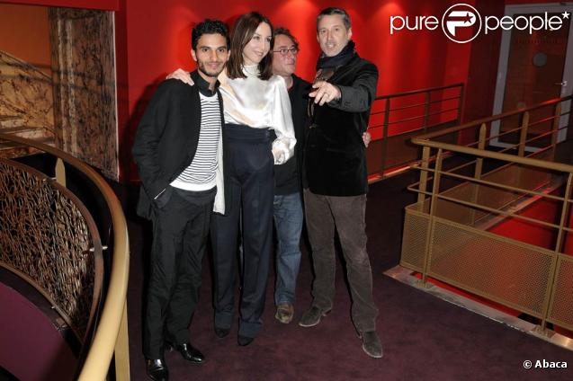 Mehdi Dehbi, Elsa Zylberstein, le réalisateur Jean-Jacques Zilbermann et Antoine de Caunes, lors de l'avant-première de La folle histoire d'amour de Simon Eskenazy, qui s'est tenue au Gaumont Capucines, à Paris, le 30 novembre 2009.