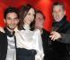 Mehdi Dehbi, Elsa Zylberstein, le réalisateur Jean-Jacques Zilbermann et Antoine de Caunes, lors de l'avant-première de La folle histoire d'amour de Simon Eskenazy, qui s'est tenue au Gaumont Capucines, à Paris, le 30 novembre 2009.
