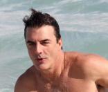 Chris Noth profite des vagues sur la plage de Miami le 30 novembre 2009
