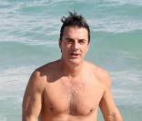 Chris Noth profite des vagues sur la plage de Miami le 30 novembre 2009